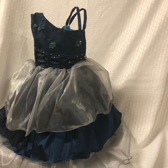 Formal Dress - Picture 2 of 5